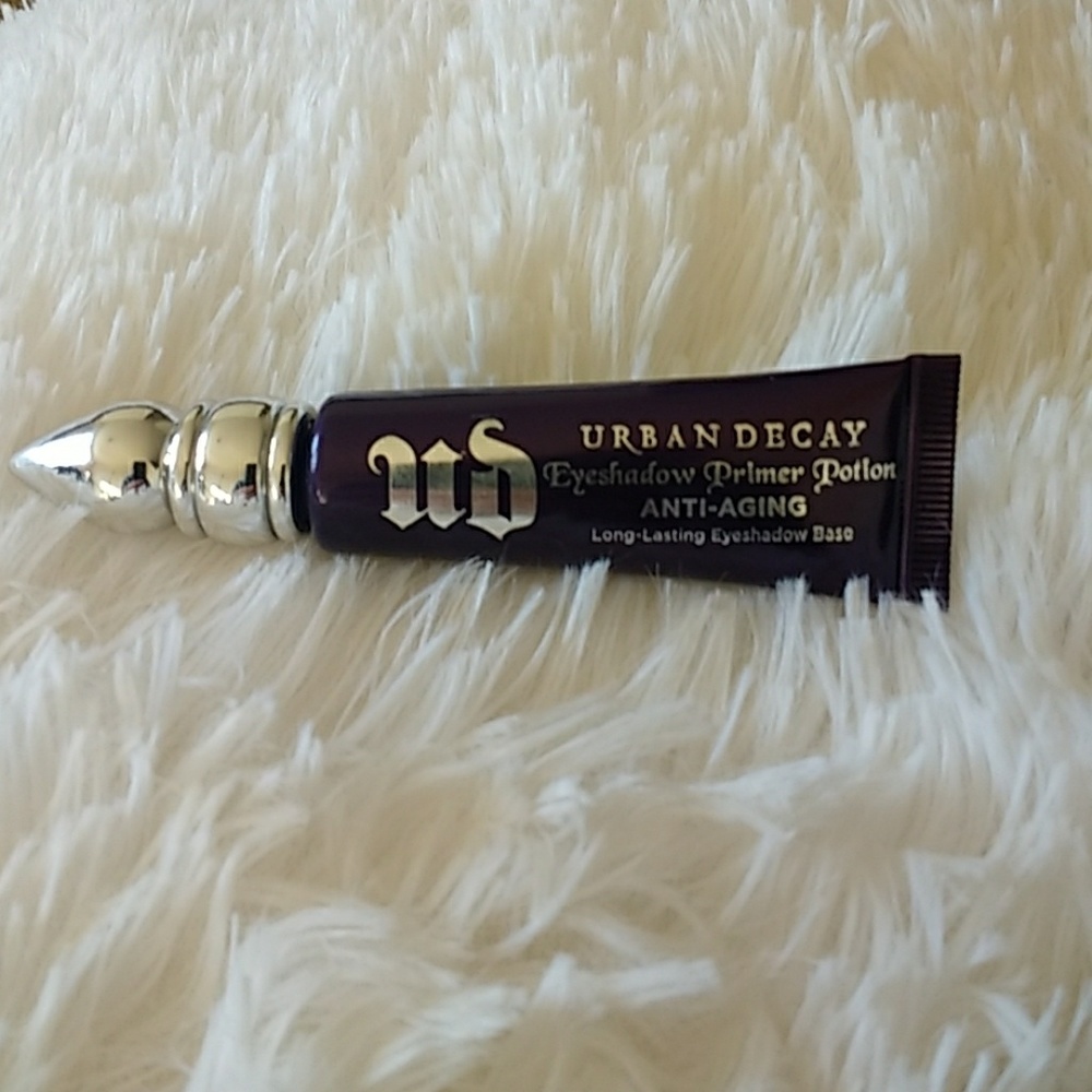 UD Eyeshadow Primer Potion